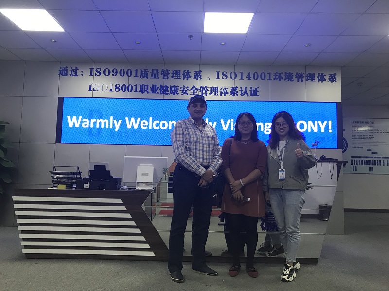 Foreign users come to inspect our company to inspect splicing screens, LED displays and other products